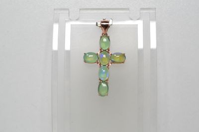une image représentant une croix en oplite, exposée dans une vitrine transparente