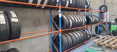 de nombreux pneus sur les étagères du garage