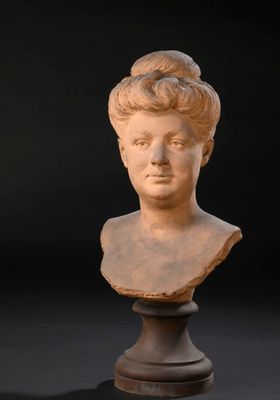 un gros plan sur le buste d'une femme posé sur un socle