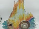 une sculpture en verre représentant une montagne avec un feu à l'intérieur