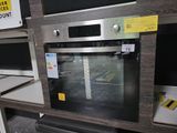 un four encastré dans le mur de la cuisine