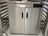 une armoire en acier inoxydable dans une cuisine dotée de nombreuses étagères