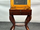 une petite table en bois sur laquelle se trouve un miroir