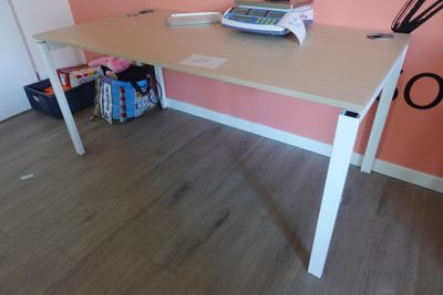 Table bureau dessus mélaminé H : 70 l : 160 P : 80 cm