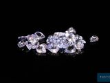 gros plan d'un groupe de diamants sur une surface noire