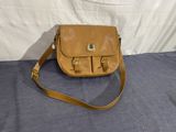 sac à main Coach en cuir marron clair, avec finitions en laiton et bandoulière