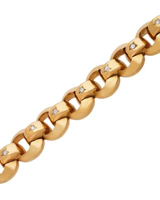 gros plan d'un bracelet en or avec des diamants sur fond blanc