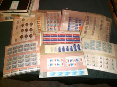 plusieurs types de timbres différents sur une table