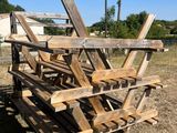 un tas de palettes en bois posées dans l'herbe