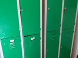 Plusieurs casiers verts sont alignés les uns à côté des autres dans une pièce
