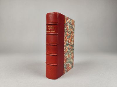 un vieux livre à la couverture rouge posé sur une table