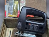 une scie sauteuse électrique Black & Decker dans son emballage