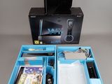 une boîte bleue contenant une console de jeux