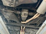 une photo d'une voiture qui se trouve sous un autre véhicule