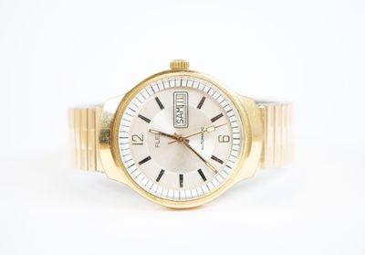 une image d'un gros plan d'une montre-bracelet sur une surface blanche