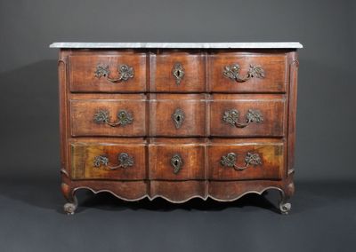 Commode en noyer de forme arbalète, ouvrant par trois tiroir… - Photo 1