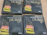 quatre boîtes de chocolats de Dubaï posées sur une boîte en carton posée sur une table