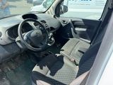 une voiture chargée à l'arrière d'un camion