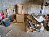 un tas de bric-à-brac par terre dans un garage
