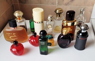 de nombreux types différents de flacons de parfum sur le comptoir