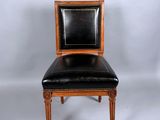 une image représentant une chaise avec une assise en cuir noir sur fond blanc