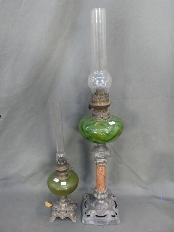 2 lampes à pétrole à verrres verts avec leurs tubes dont 1 c…
