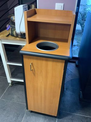 Une poubelle de snack Lieu : SUR DESIGNATION AUCHAN MARTIGUE…