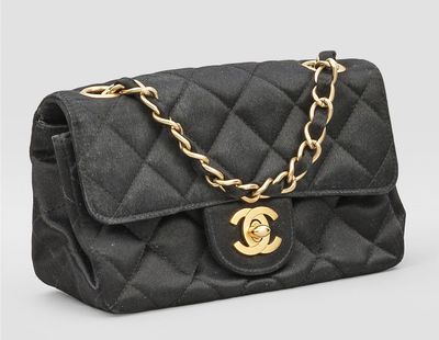 un sac Chanel noir matelassé, avec des finitions dorées et une chaîne