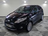 une photo d'une ford fiesta noire garée sur un sol en damier