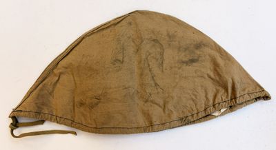 une photo d'un chapeau qui a été porté par un soldat
