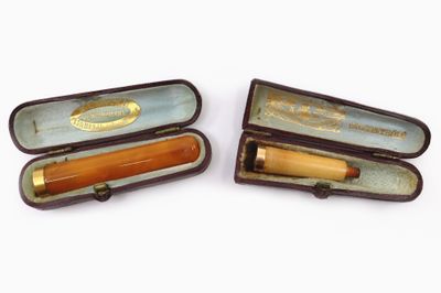 deux stylos en bois dans un étui posé sur une surface blanche