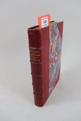 un livre rouge avec une couverture rouge et un autocollant jaune dessus