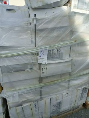de nombreux cartons contenant du matériel électronique posés sur une palette