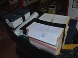 une pile de livres posée sur une valise noire