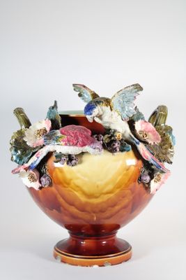 un vase contenant des fleurs et des papillons, sur fond blanc