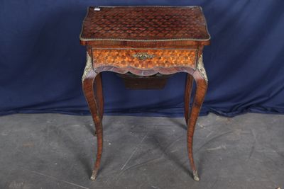 l'image d'une petite table surmontée d'un tiroir