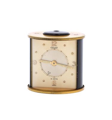 une image représentant une horloge dorée et noire sur fond blanc