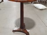 une table posée à même le sol dans un magasin