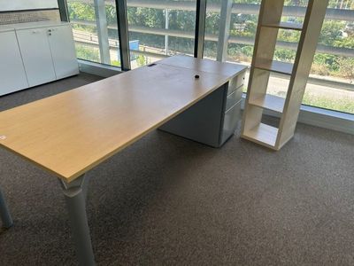 un bureau dans un bureau, avec une bibliothèque et une fenêtre