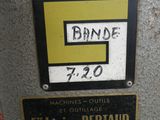 a sign on the side of a machine that says binde 7 20