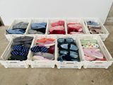 de nombreuses paires de chaussures dans des paniers posés par terre