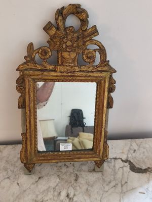 une photo d'un miroir posé sur un plan de travail en marbre