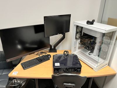 un bureau d'ordinateur équipé de deux écrans et d'un clavier