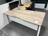 un bureau sur lequel se trouvent un écran d'ordinateur et une bouteille d'eau