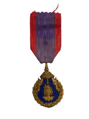 médaille violette et bleue avec un ruban rouge sur fond blanc
