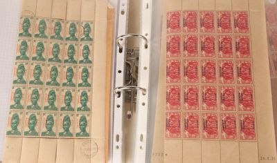beaucoup de timbres sur les pages d'un classeur