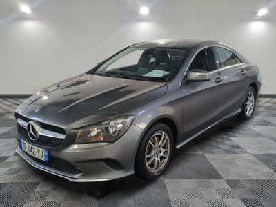 la mercedes cla est garée dans un garage dont le sol est recouvert de carreaux