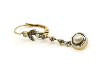 une photo d'une paire de boucles d'oreilles en or ornées de perles