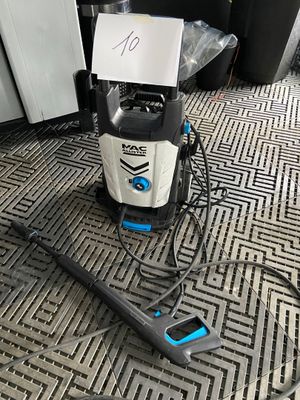 un aspirateur posé par terre, sur lequel est posée une pancarte