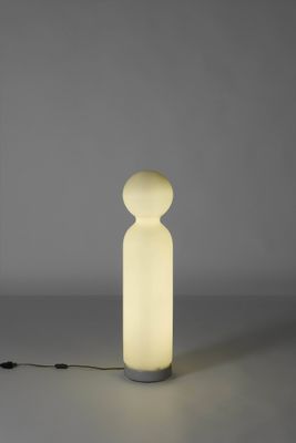 une lampe blanche posée sur une table
